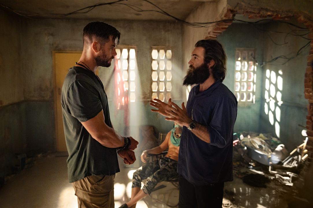 Chris Hemsworth e Sam Hargrave conversam em set de filmagens